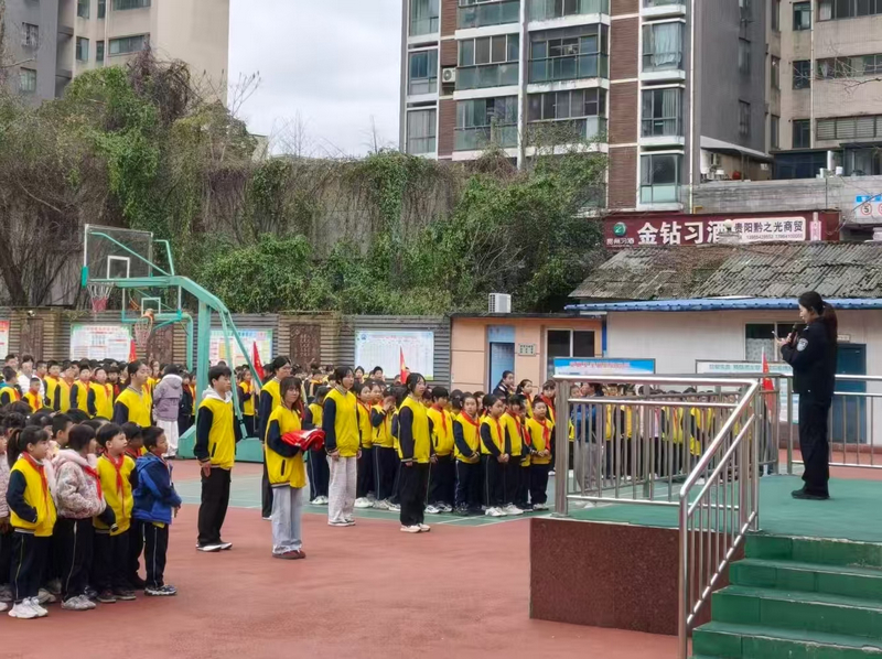 卓立學校學生認真聆聽“開學第一課”。