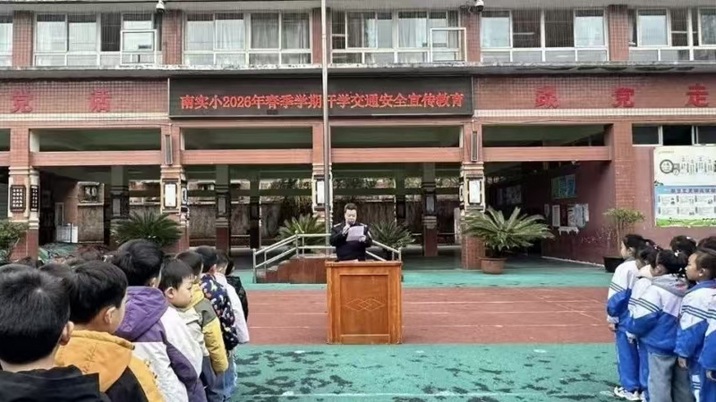 油榨派出所民警吳松在南明實驗小學講授安全知識。