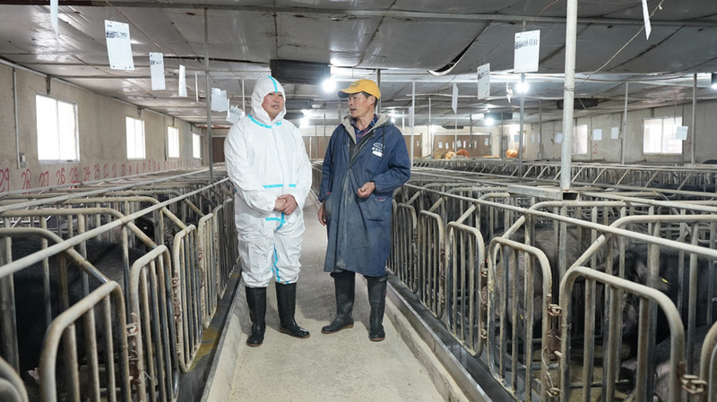 鄭培坤給工人交代春季管理注意事項。李昌焯攝