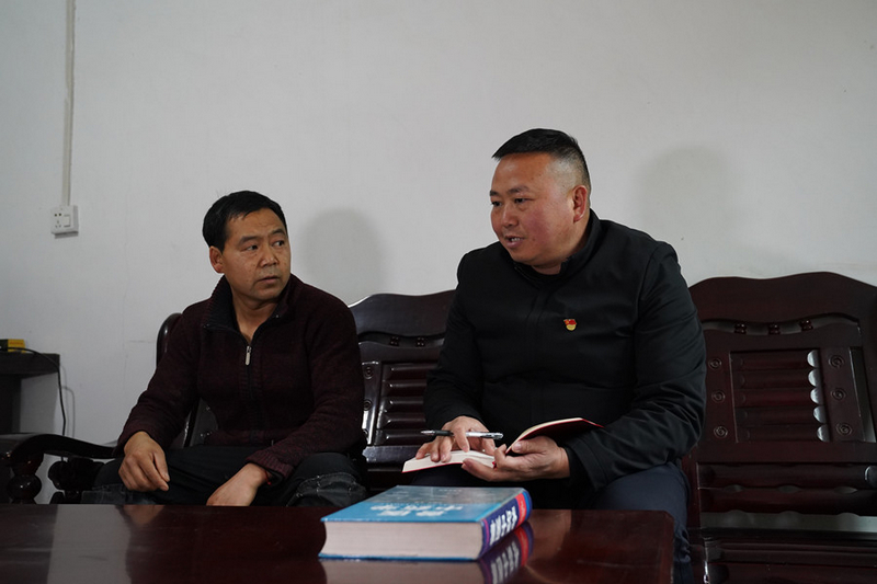 鄭培坤在收集民意。李昌焯攝