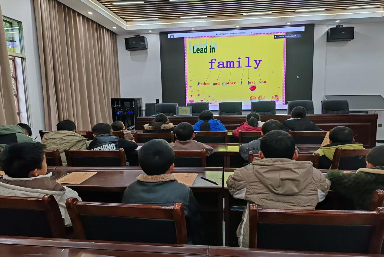 孩子們在輔導班上英語課。