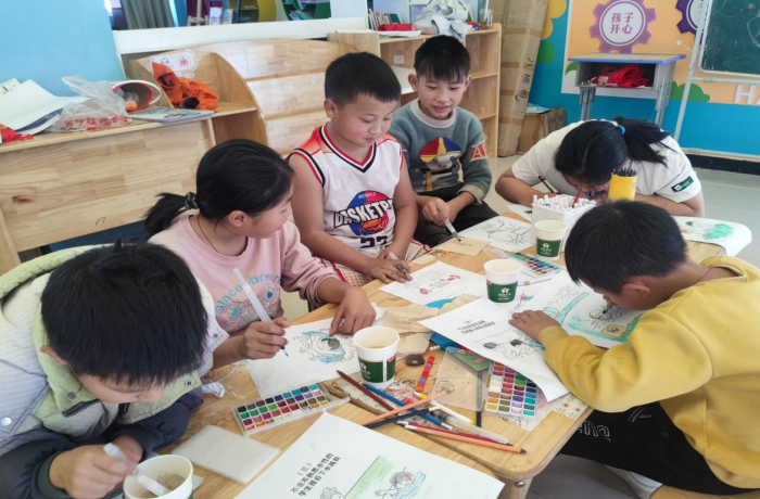 孩子們在輔導班上繪畫課。