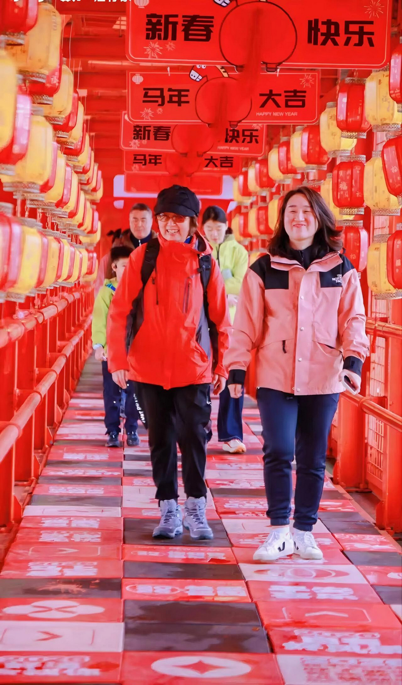 橋上新春打卡觀光。