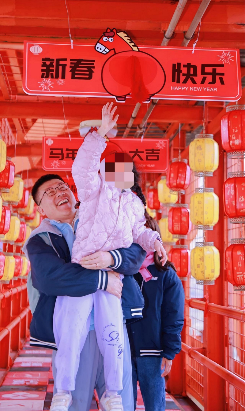 橋上親子互動。