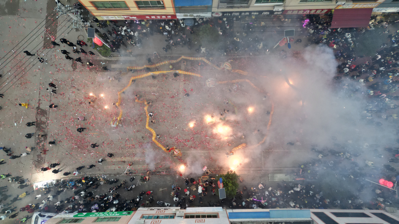 一條條火龍穿梭于煙花爆竹之中。