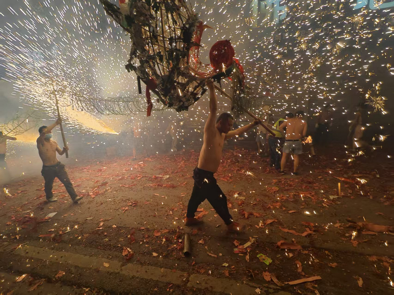 毫不畏懼接受“煙火洗禮”。