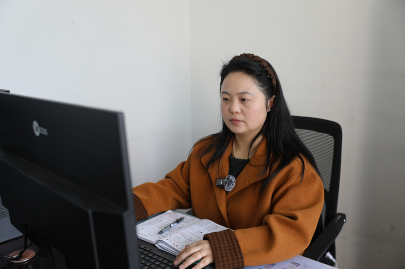 2月28日，楊恩蘭正在整理參會建議。朱蕓攝