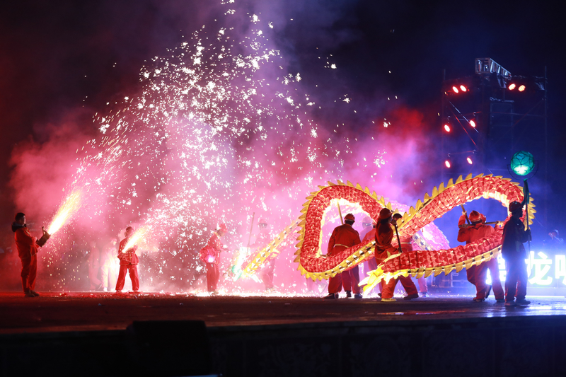 “祥龍競技”與“花筒王”輪番上演。