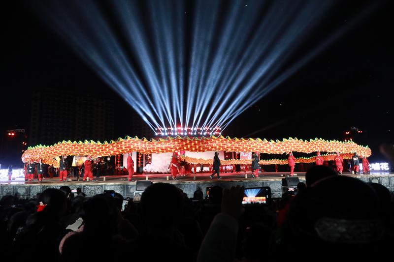 臺江縣城人頭攢動。