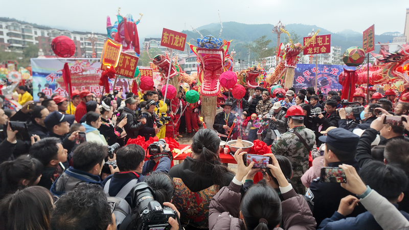 數萬群眾和游客共赴非遺盛宴。