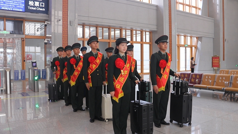 16名退役軍人光榮返鄉。