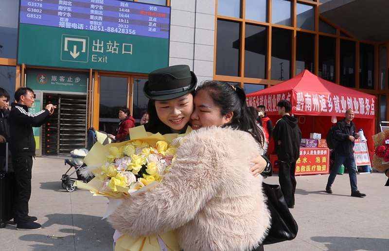 16名退役軍人光榮返鄉。