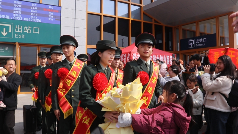 16名退役軍人光榮返鄉。