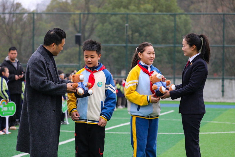 3月2日,黔西市檢察院的檢察干警來到黔西市鳳凰實驗學校開展“開學第一課”法治進校園宣傳活動。