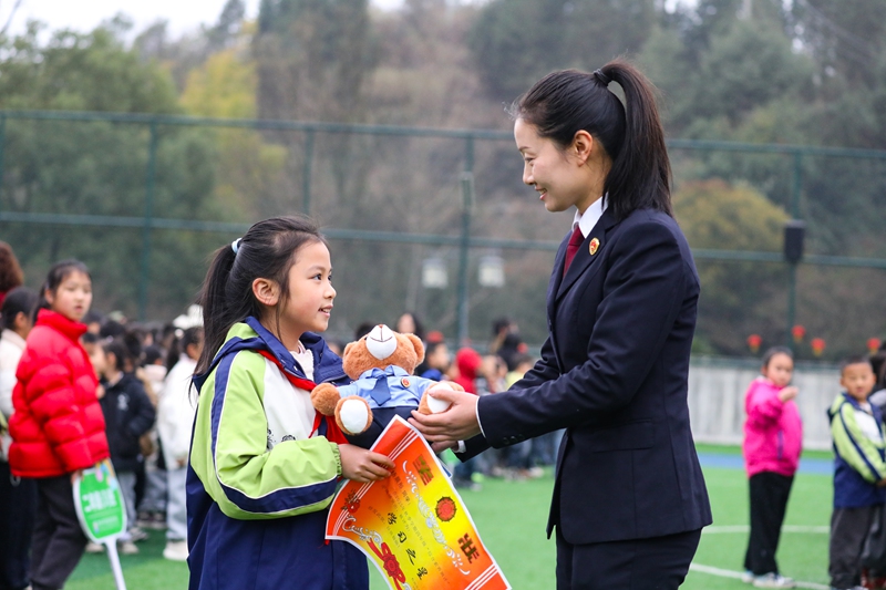 3月2日,黔西市檢察院的檢察干警來到黔西市鳳凰實驗學校開展“開學第一課”法治進校園宣傳活動。