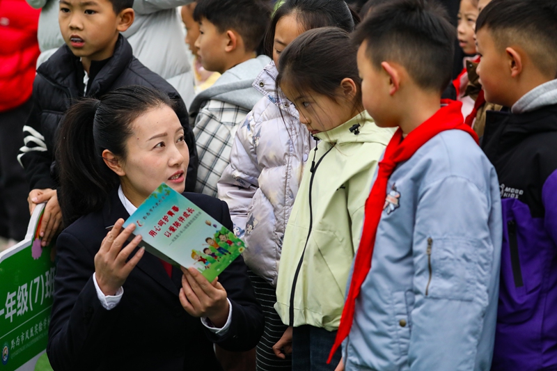 3月2日,黔西市檢察院的檢察干警來到黔西市鳳凰實驗學校開展“開學第一課”法治進校園宣傳活動。