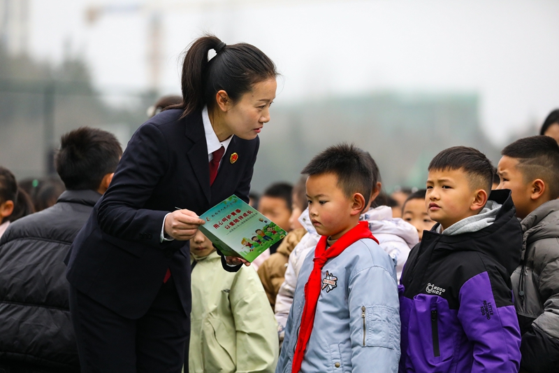 3月2日,黔西市檢察院的檢察干警來到黔西市鳳凰實驗學校開展“開學第一課”法治進校園宣傳活動。