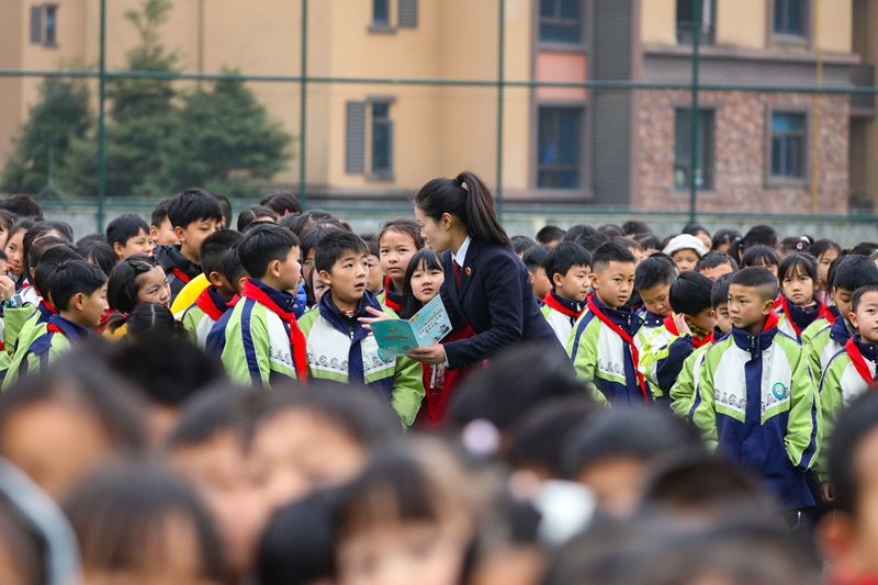 3月2日,黔西市檢察院的檢察干警來到黔西市鳳凰實驗學校開展“開學第一課”法治進校園宣傳活動。