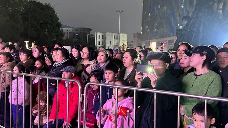 觀眾觀看路邊音樂會(huì)。