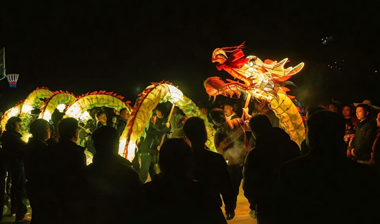 路暢燈紅年味濃 龍騰苗舞醉春風(fēng)