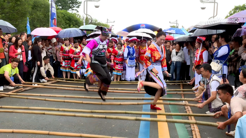 各族群眾歡度佳節。