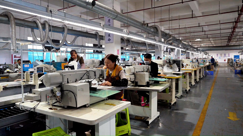 盤州眾成鞋業生產車間，工人們正在各生產線上忙碌著。