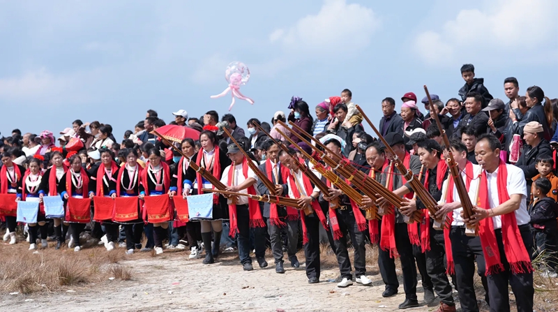 2 惠水縣擺金鎮冗拱村第四屆樓梯坡苗族文化藝術節新春專場在青山間啟幕。吸引各族同胞與游客歡聚,共鬧新春。.jpg