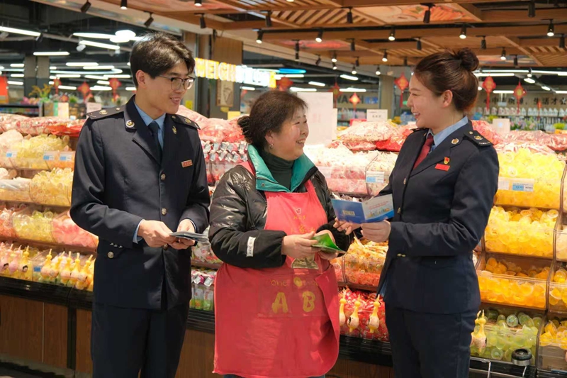 3 普安縣稅務局開展春節前涉稅服務專項行動,上門走訪普安縣家家福超市,了解其經營需求和發票使用情況,解決辦稅難題。(劉蘇慶 攝).jpg