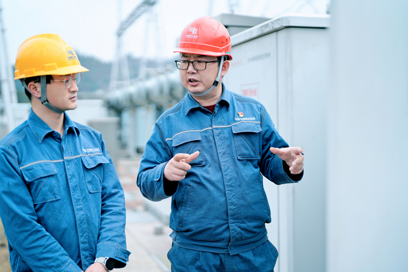 周敬余(右)給新員工現場教學。陳濤攝