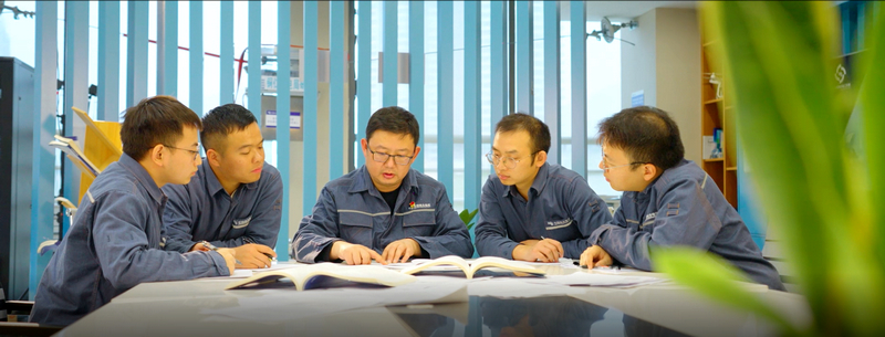 周敬余(中)在創新工作室給新員工講解創新知識。陳廈華攝