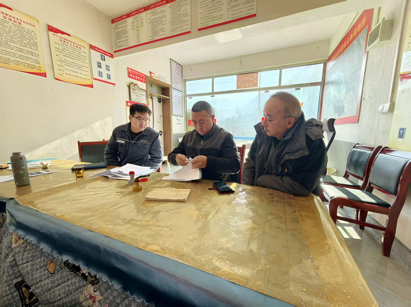 _貴州電網公司銅仁石阡供電局工作人員與鞠華國交流了解村里用電需求。田耘攝