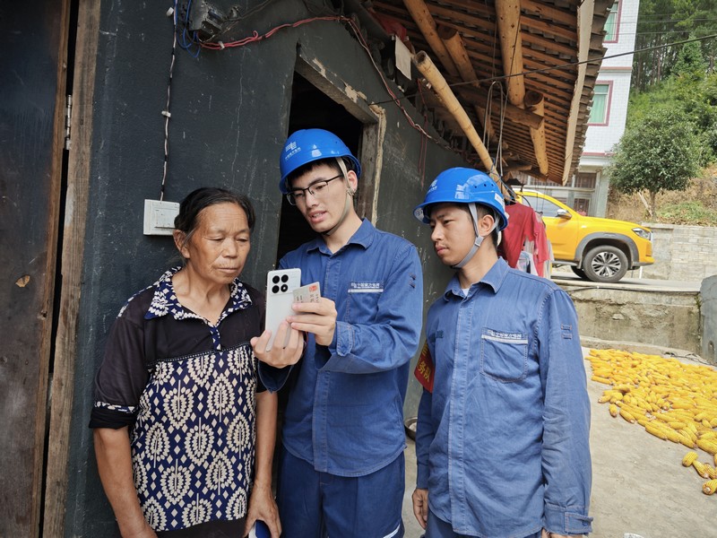 石阡供電局員工在困牛山村開展用電服務。
