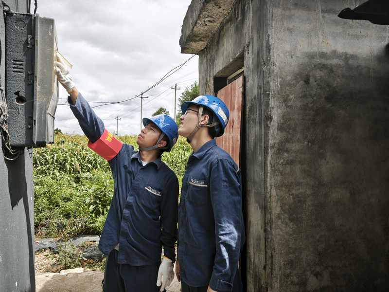 石阡供電局員工在困牛山村開展用電服務。