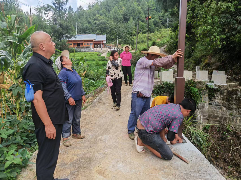 困牛山村安裝路燈。