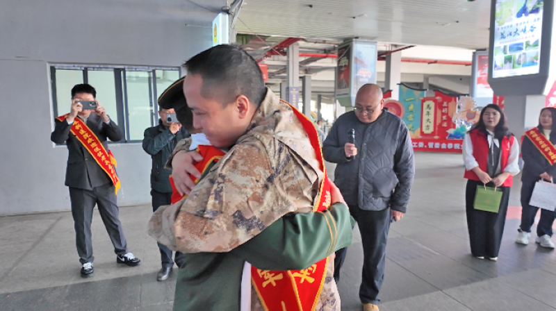 安順經開區歡迎退役軍人光榮返鄉。