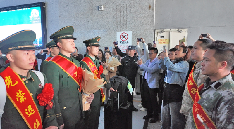 安順經開區歡迎退役軍人光榮返鄉。