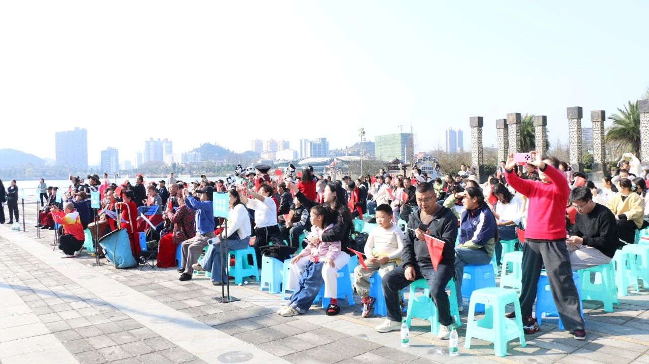 安順經開區:多彩活動鬧元宵 共筑和諧鄰里情。