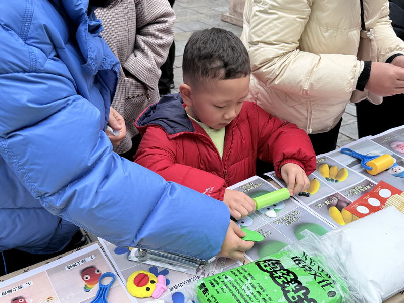 書香作伴鬧元宵。