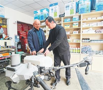 楊福財（右）在介紹飛防無人機。本報記者 蘇濱攝