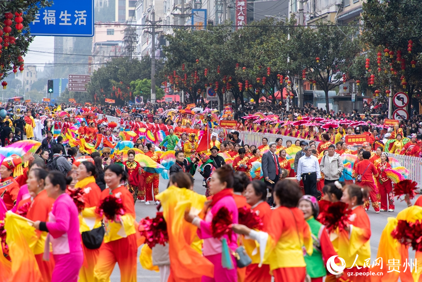2026年“盤州春韻”舞龍舞獅秧歌花車民俗巡游現場。人民網記者 涂敏攝