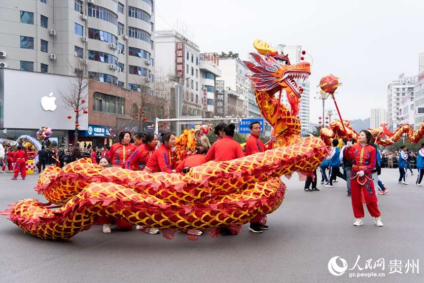 巡游活動現場的舞龍表演。人民網記者 涂敏攝