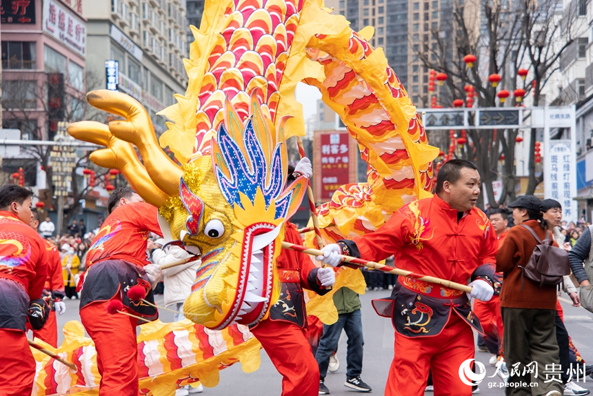 巡游活動現(xiàn)場的舞龍表演。人民網(wǎng)記者 涂敏攝