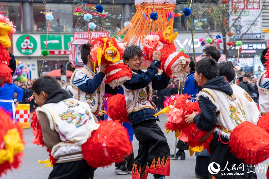 巡游現場。人民網記者 涂敏攝