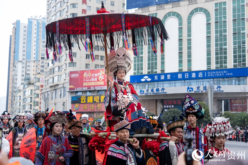巡游現場的彝族婚嫁隊伍展示。人民網記者 涂敏攝