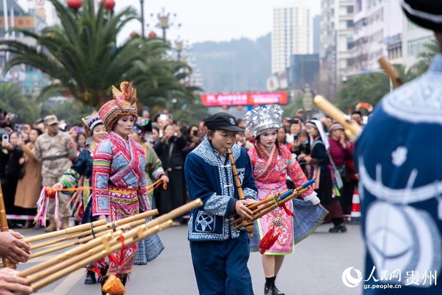 巡游現場。人民網記者 涂敏攝