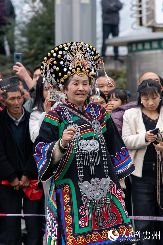 巡游現(xiàn)場身著少數(shù)民族盛裝的老人。人民網(wǎng)記者 涂敏攝