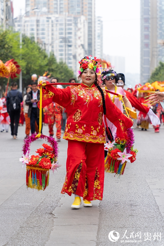巡游現場的秧歌表演。人民網記者 涂敏攝