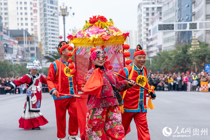 巡游現場的秧歌表演。人民網記者 涂敏攝