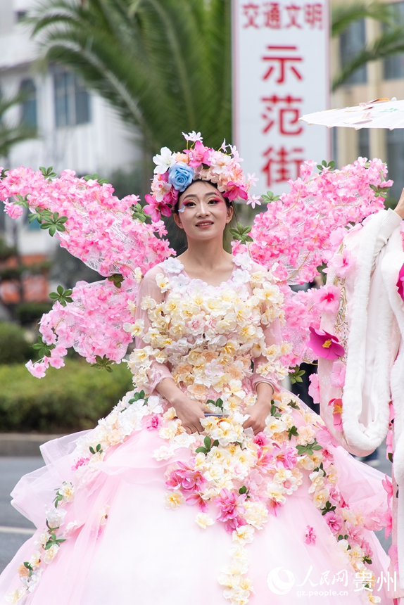 巡游現場的“花仙子”。人民網記者 涂敏攝