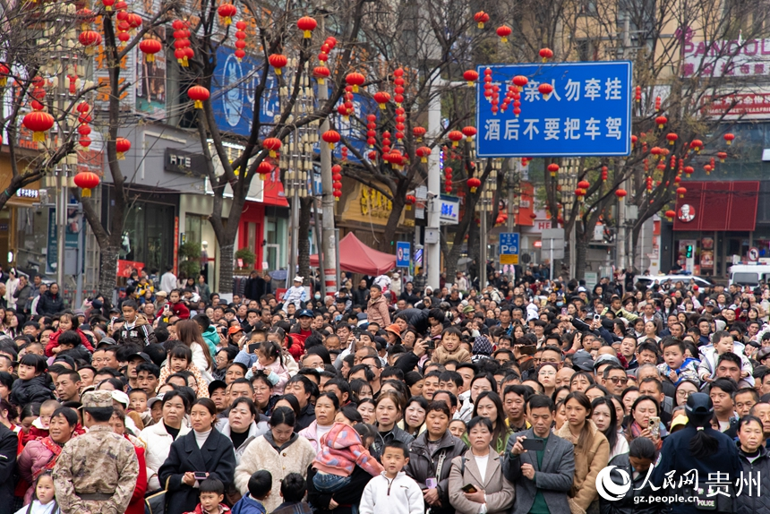 市民游客在現場觀看表演。人民網記者 涂敏攝